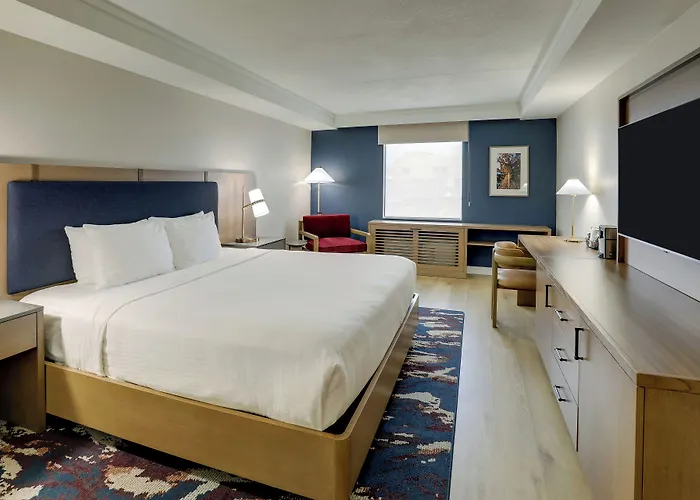 Отель The Atrium On Third 2*